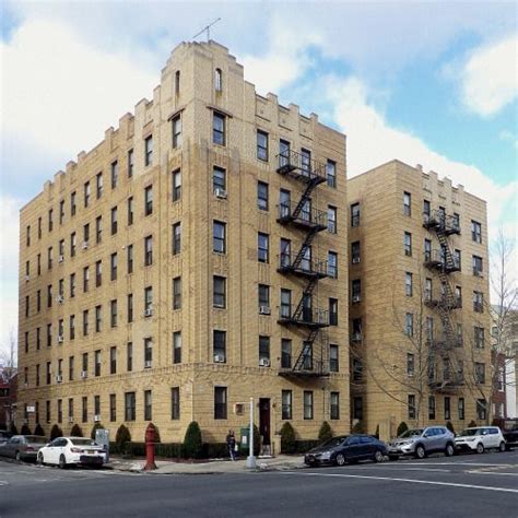 Three bedroom <strong>apartments</strong> average $2,827 and range from $2,400. . Bensonhurst apartments